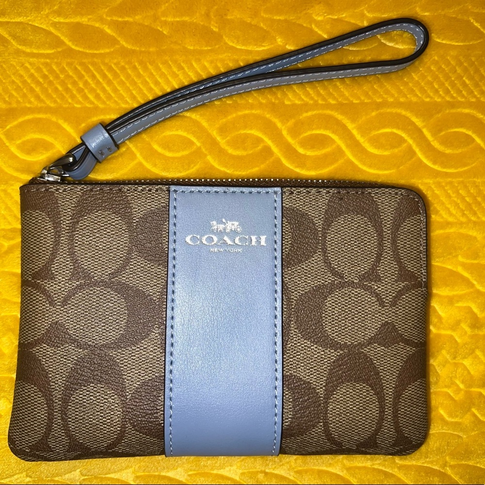 NWT Coach Wristlet in Marble Blue